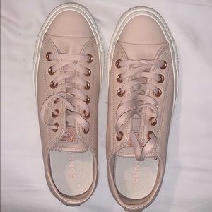 Never worn women’s pink and rose gold converse!